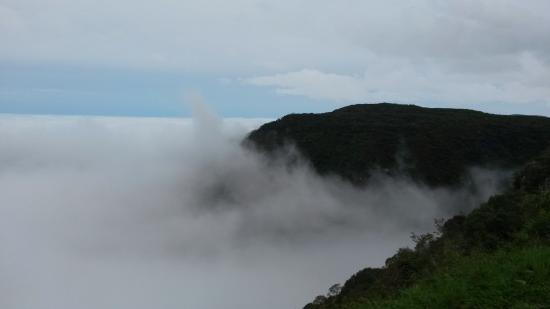 foto tirada do alto com neblinas baixas